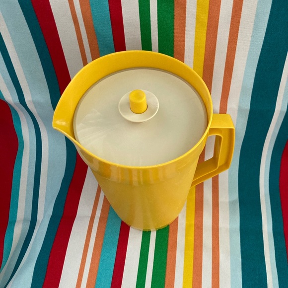 Vintage Tupperware Yellow Pitcher EUC retro pitcher Tupperware 2 Quart excellent - Picture 3 of 13